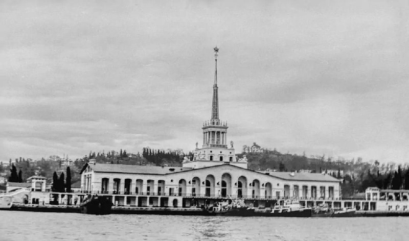✨ Морской вокзал Сочи — это не просто порт, а памятник архитектуры федерального значения, построенный в 1955 году архитекторами Каро Алабяном и Леонидом Карликом 🏛️💫
История его началась ещё в 30-х го... | Сетка — социальная сеть от hh.ru
