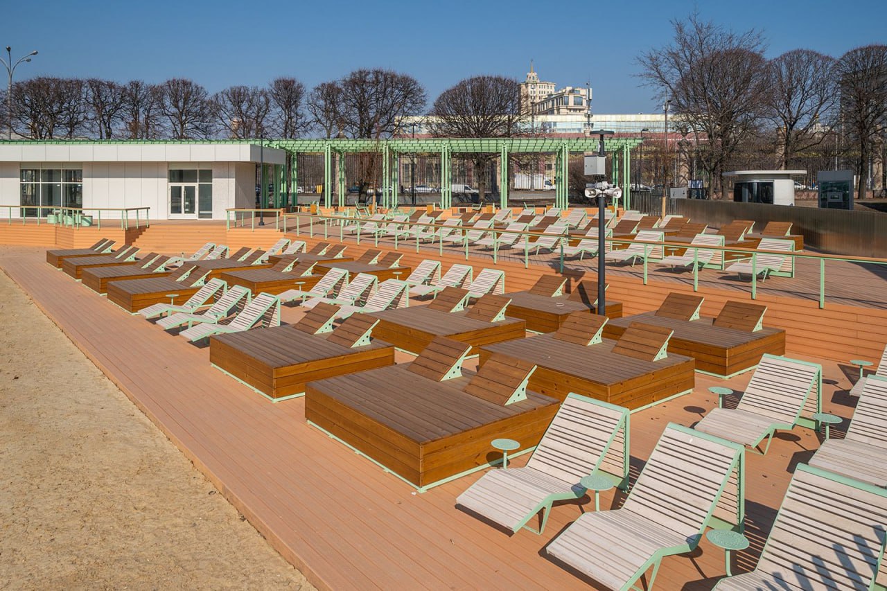 🏖В Парке Горького появилась зона пляжного отдыха у Пионерского пруда
Уже этим летом здесь можно будет купаться, загорать и отдыхать на шезлонгах и лежаках | Сетка — социальная сеть от hh.ru