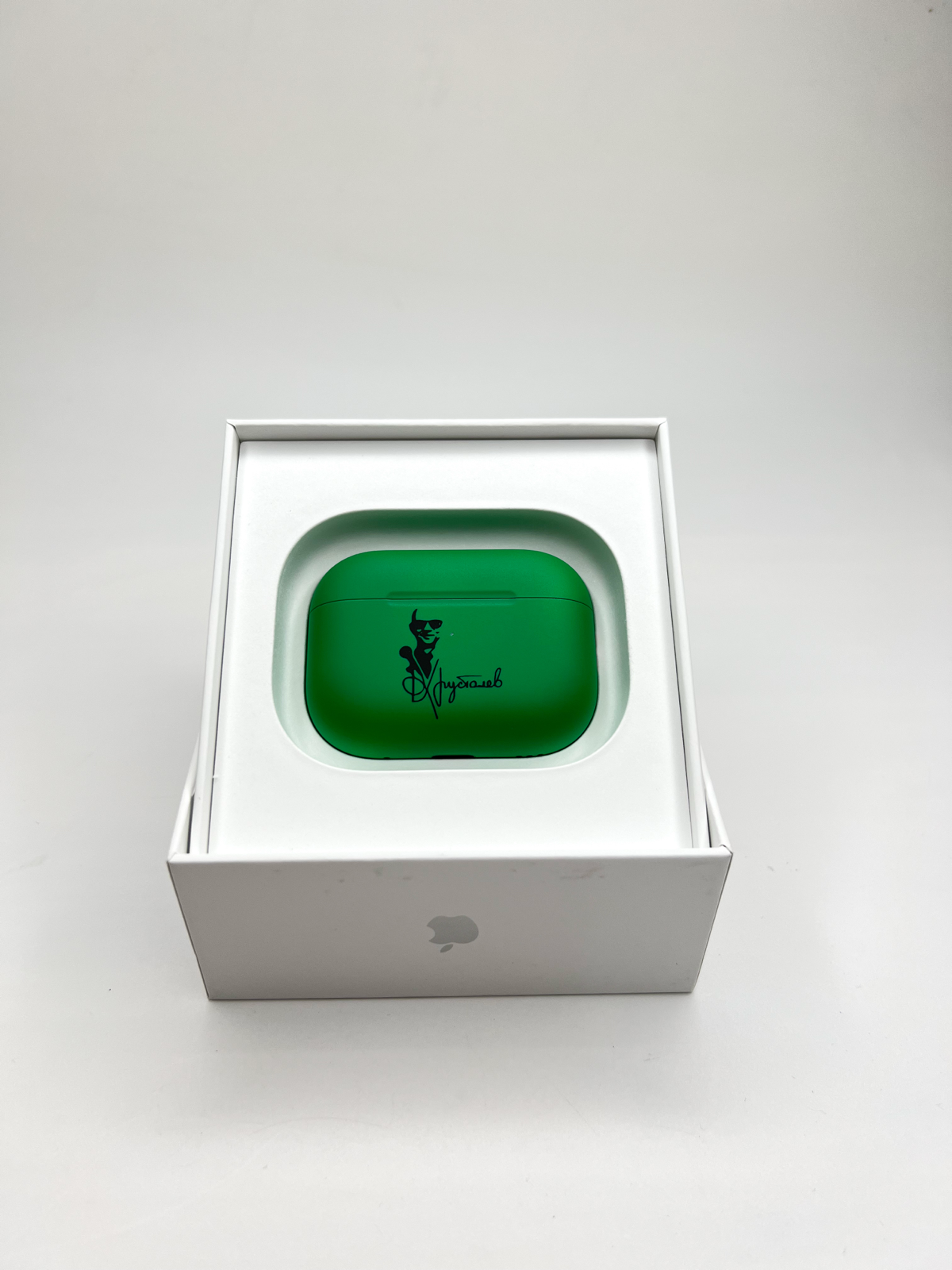 🎨 Еще один шедевр от LiviToys! Представляем вашему вниманию кастомизированные AirPods Pro
Узнали кто изображен на наушниках ?
#LiviToys #AirPodsPro #кастомизация #ручнаяработа #наушники #apple #заказ | Сетка — социальная сеть от hh.ru