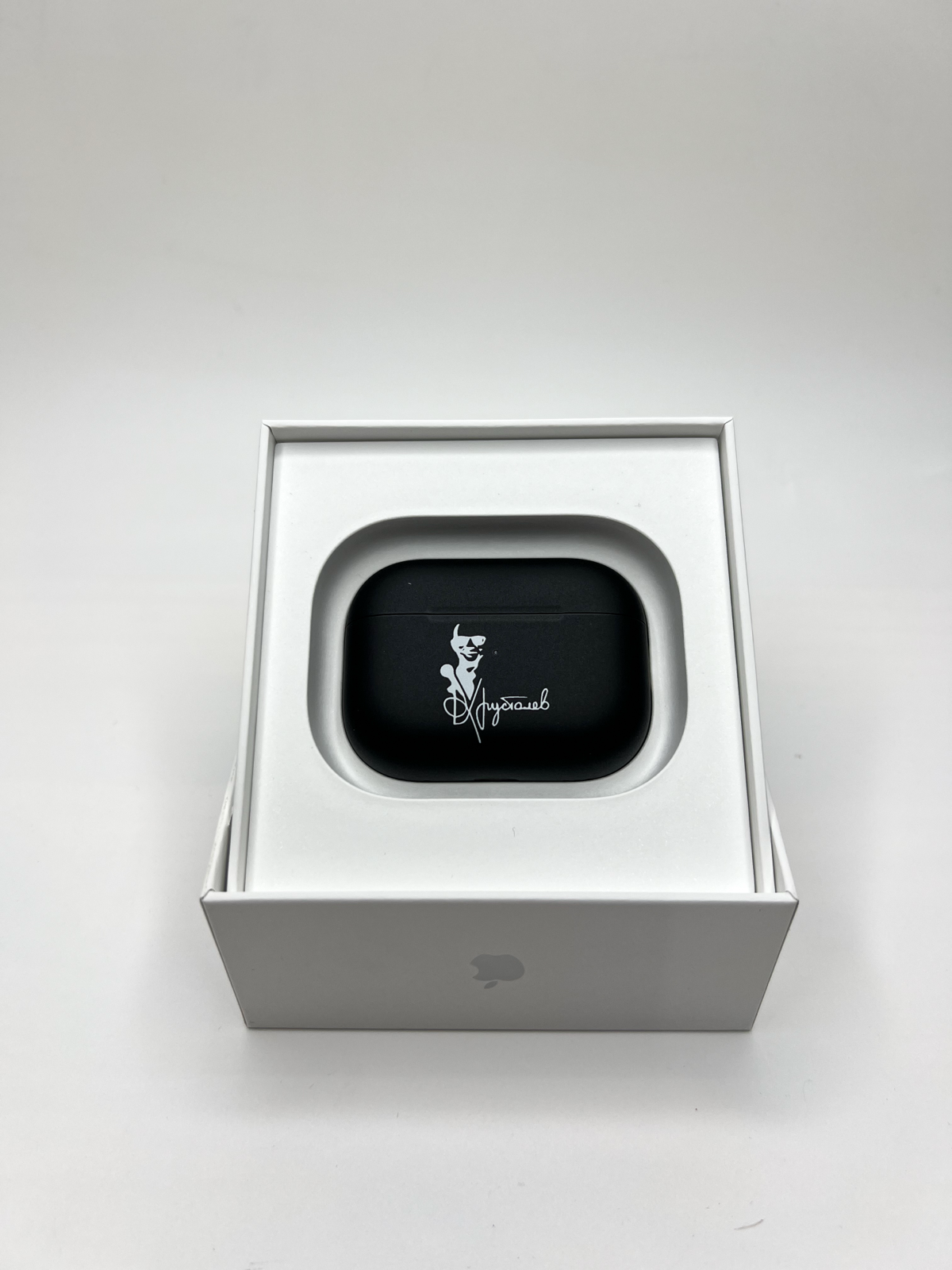 🎨 Еще один шедевр от LiviToys! Представляем вашему вниманию кастомизированные AirPods Pro
Узнали кто изображен на наушниках ?
#LiviToys #AirPodsPro #кастомизация #ручнаяработа #наушники #apple #заказ | Сетка — социальная сеть от hh.ru