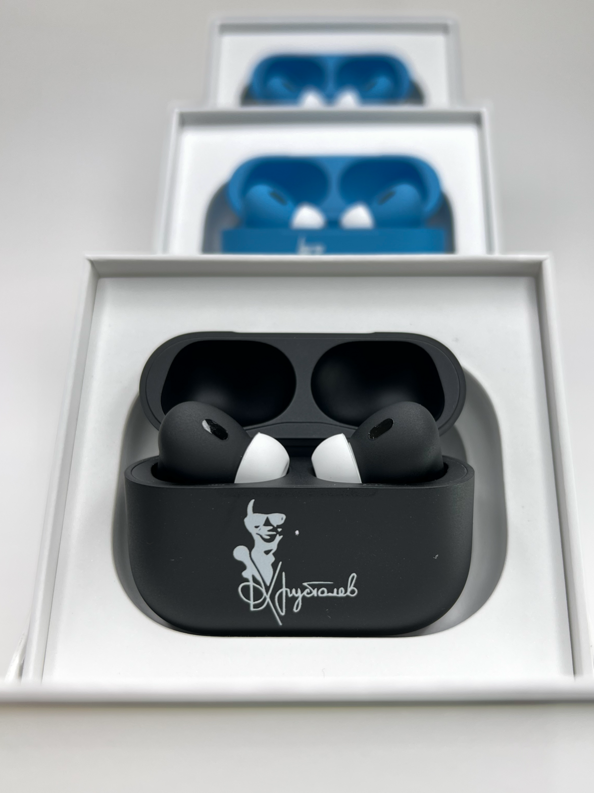 🎨 Еще один шедевр от LiviToys! Представляем вашему вниманию кастомизированные AirPods Pro
Узнали кто изображен на наушниках ?
#LiviToys #AirPodsPro #кастомизация #ручнаяработа #наушники #apple #заказ | Сетка — социальная сеть от hh.ru