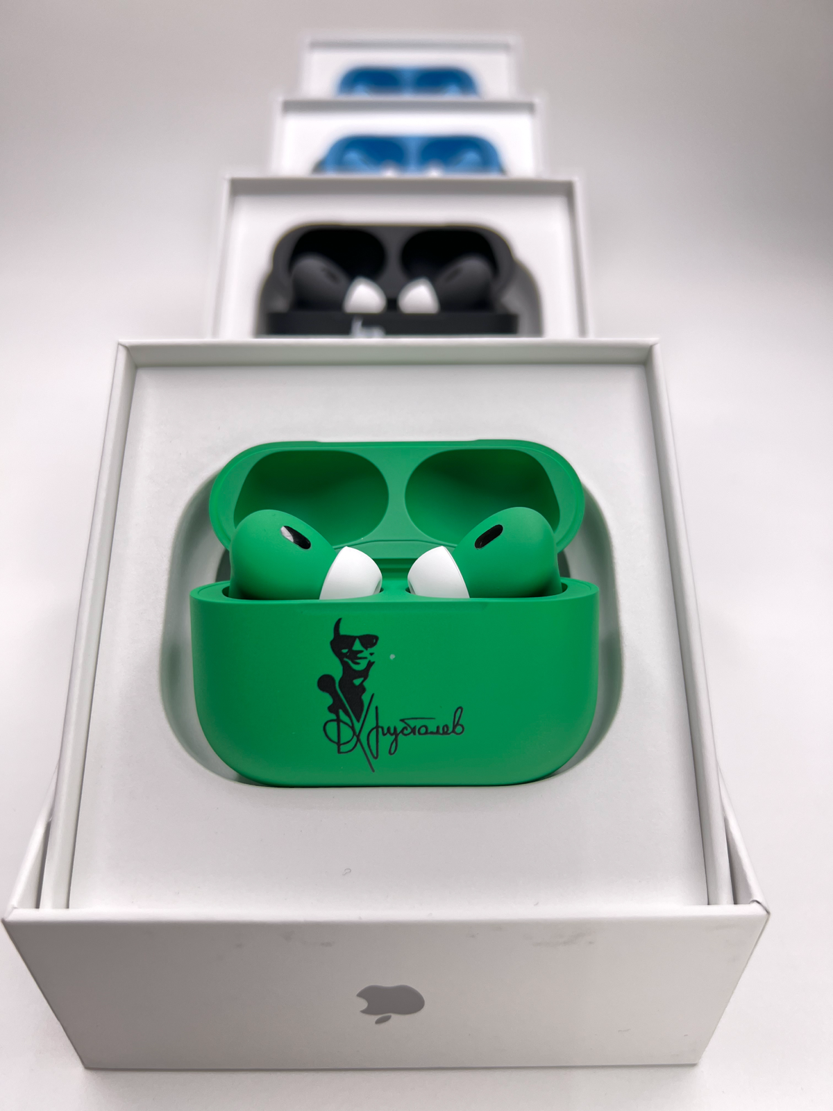 🎨 Еще один шедевр от LiviToys! Представляем вашему вниманию кастомизированные AirPods Pro
Узнали кто изображен на наушниках ?
#LiviToys #AirPodsPro #кастомизация #ручнаяработа #наушники #apple #заказ | Сетка — социальная сеть от hh.ru