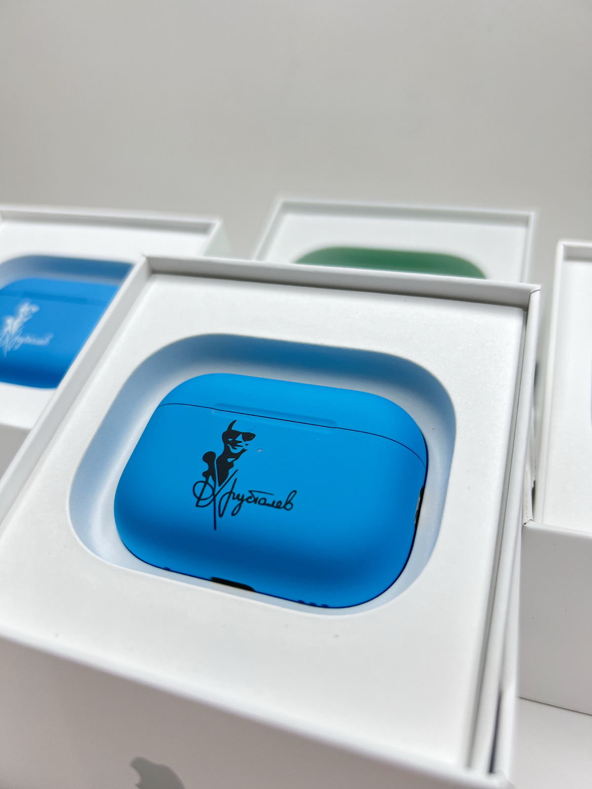 🎨 Еще один шедевр от LiviToys! Представляем вашему вниманию кастомизированные AirPods Pro
Узнали кто изображен на наушниках ?
#LiviToys #AirPodsPro #кастомизация #ручнаяработа #наушники #apple #заказ | Сетка — социальная сеть от hh.ru