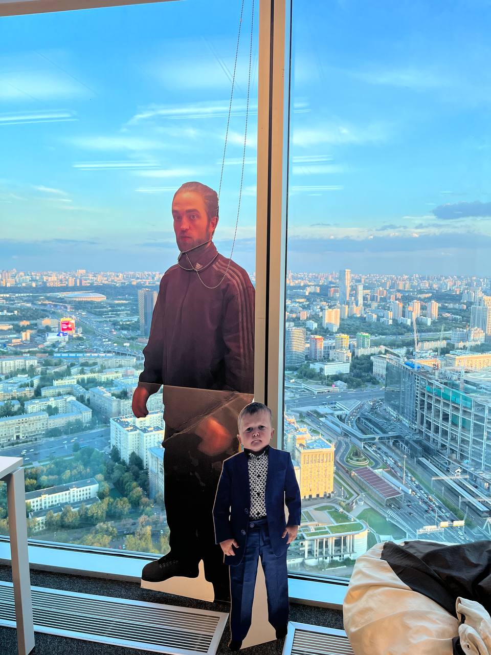 Пока в очередной раз наслаждалась офисом, решила собрать самые вайбовые — и забавные — фотки из нашего пространства в Москоу-Сити 🫶🏻
Кидайте фото приколов из вашего офиса в комментарии! | Сетка — социальная сеть от hh.ru