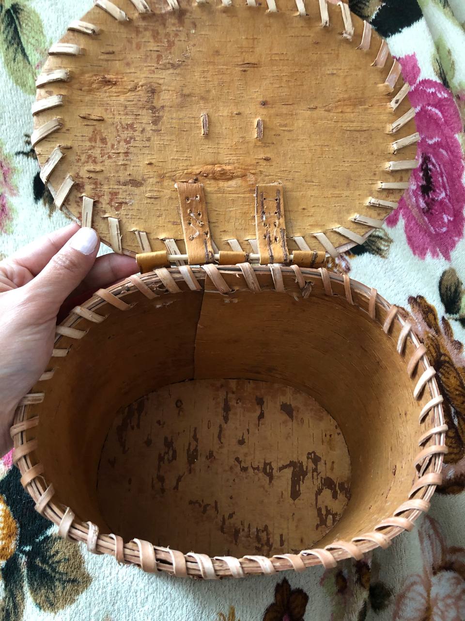 Что ж… итоги выставки недавно подведены.
☺️И у меня хорошая новость!
Почти завершена работа над туеском! Он повыше, чем первый. Ещё 🤏немного осталось!
🙏Благодарна мастерице Галине за подсказки, помощь | Сетка — социальная сеть от hh.ru