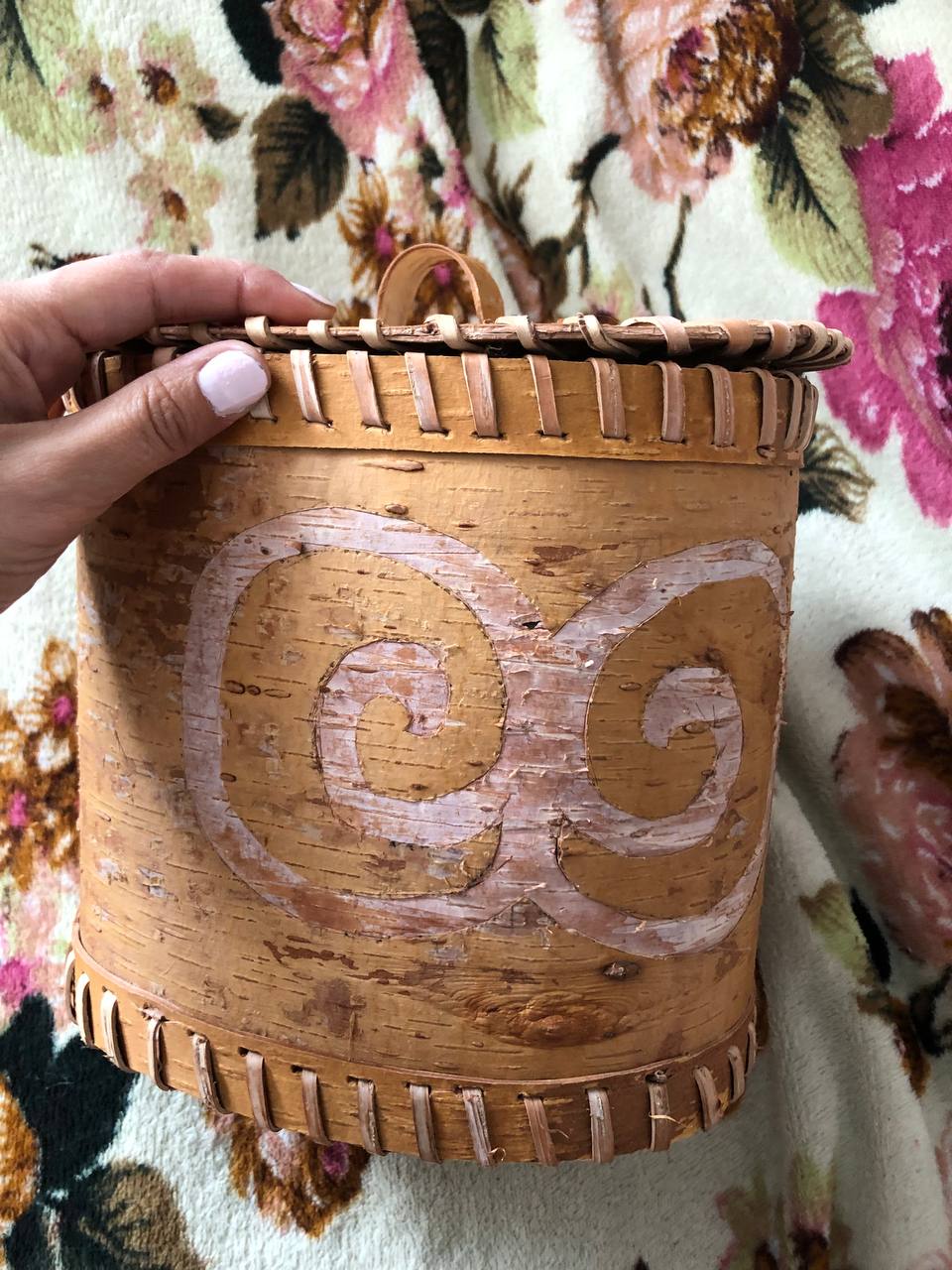 Что ж… итоги выставки недавно подведены.
☺️И у меня хорошая новость!
Почти завершена работа над туеском! Он повыше, чем первый. Ещё 🤏немного осталось!
🙏Благодарна мастерице Галине за подсказки, помощь | Сетка — социальная сеть от hh.ru