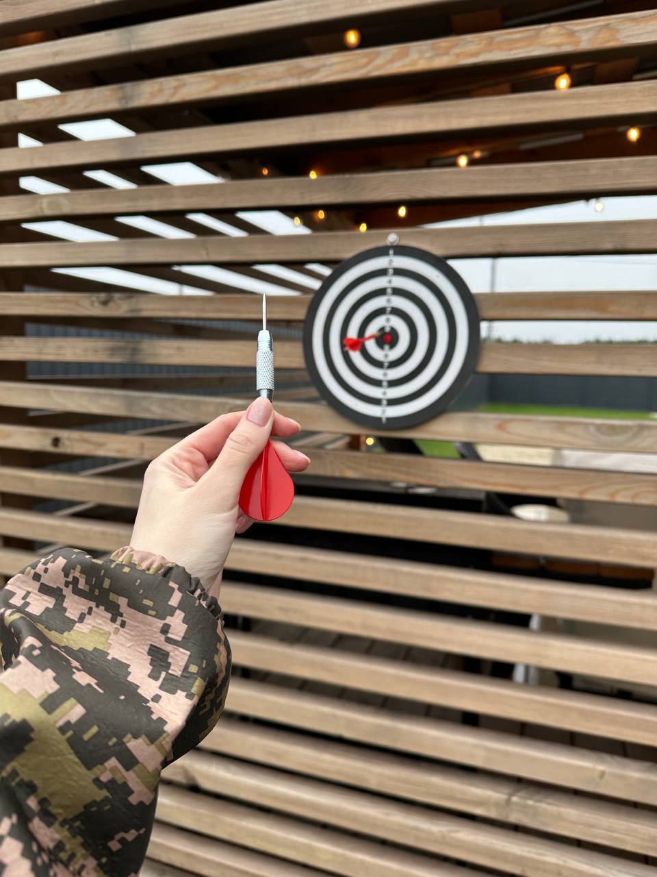 Из дачных новостей с этих выходных:
🎯 У нас появился дартс, круто поиграли, вспомнили детство)))
🪾🌱Наши яблони, которые сажали в том году, успешно прошли первую зиму и прижились, уже начали распускать... | Сетка — социальная сеть от hh.ru