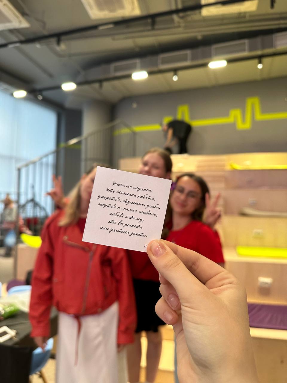 Школьники. Бизнес. Капитаны ❤️‍🔥
Вчера был на финальном воркшопе программы StartUp School. Ее реализует наш факультет. Бесплатно для школьников.
В рамках программы ребята учатся делать бизнес | Сетка — социальная сеть от hh.ru