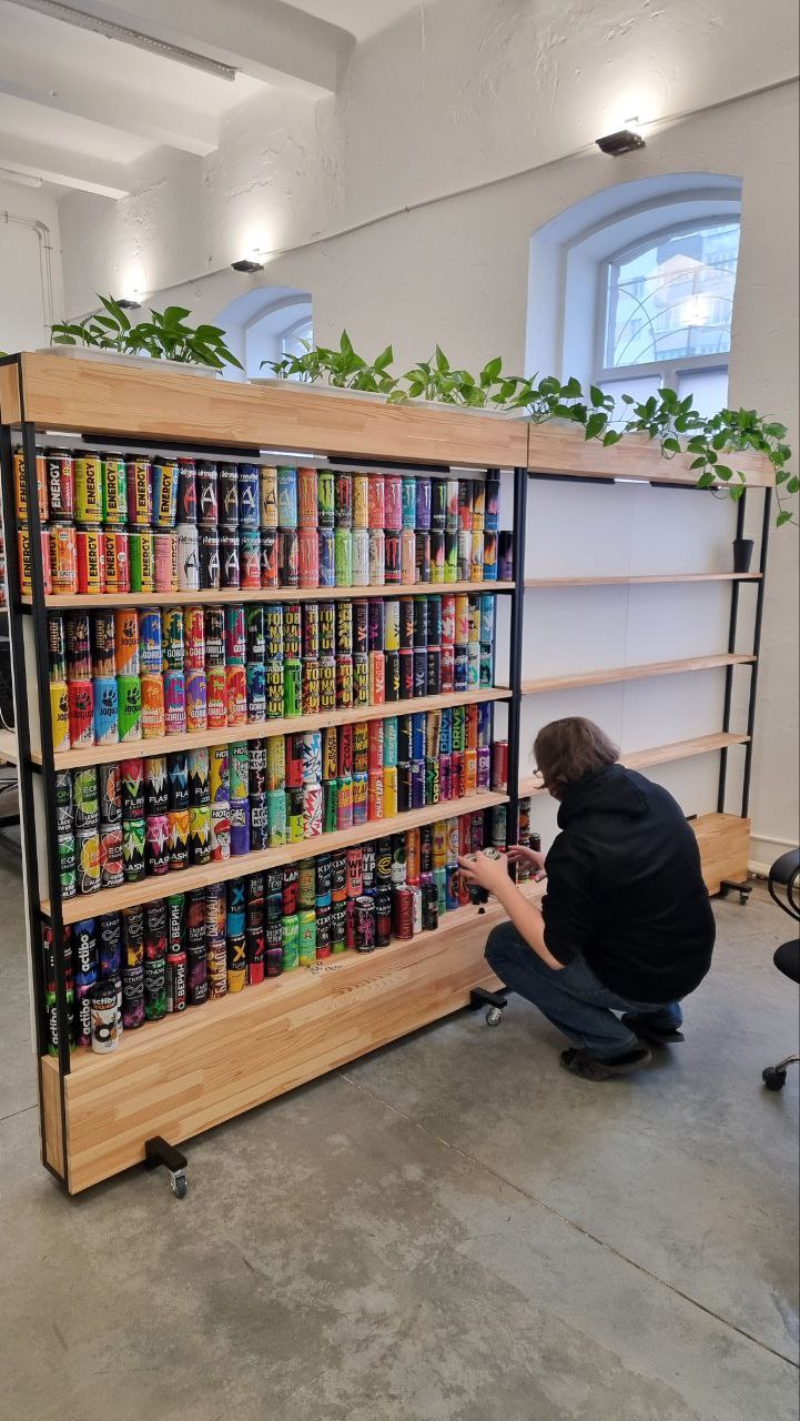 Доброе утро. 
Держу в курсе: у Сергея пошёл на заполнение второй стеллаж. 😂 | Сетка — социальная сеть от hh.ru