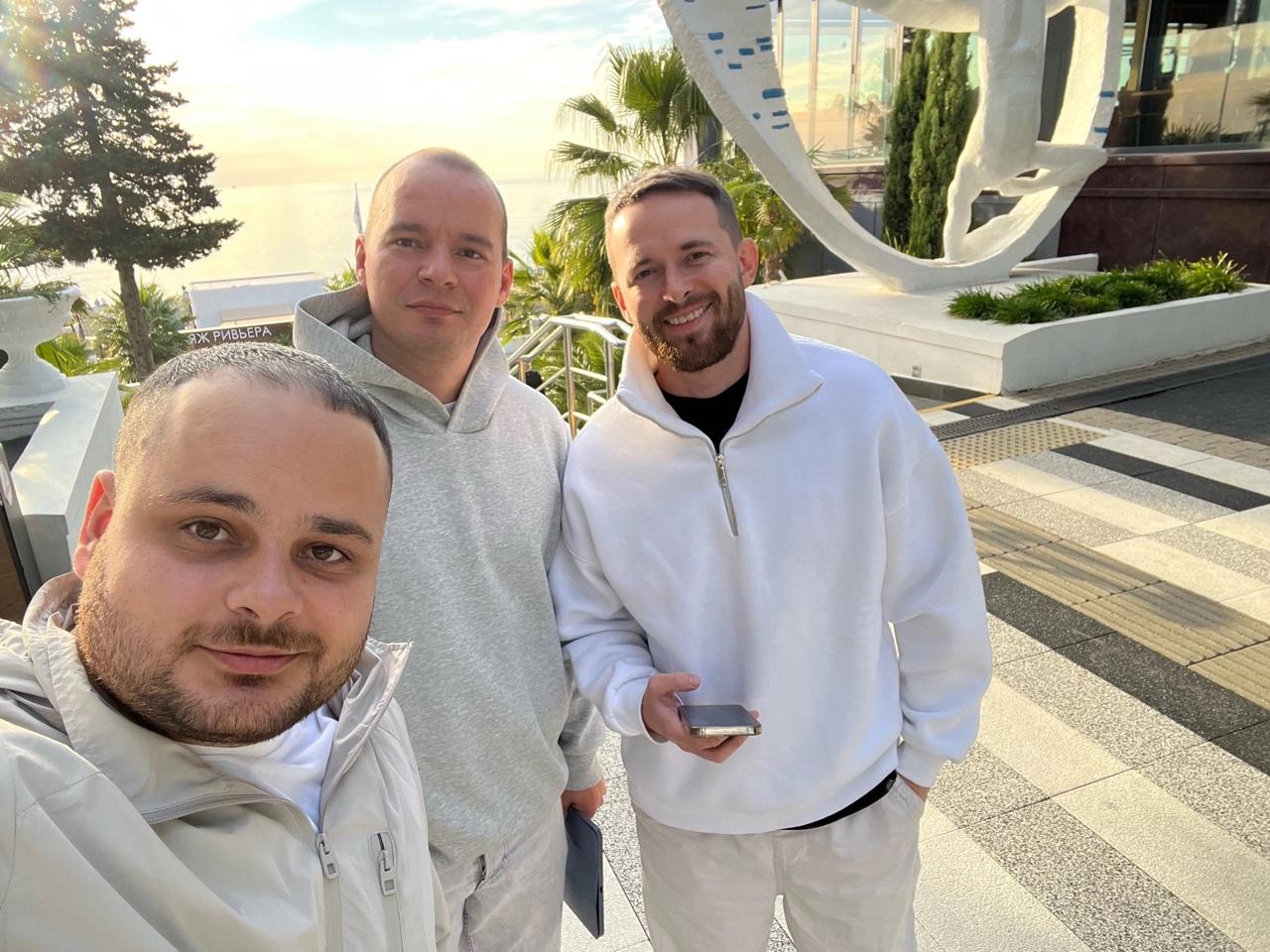 Если ты не знаешь, что делать — иди к людям
Важно подумать об того, кому доверяешь
Здесь не нужны фундаментальные решения, нужно опираясь на поддержку просто начать движение | Сетка — социальная сеть от hh.ru