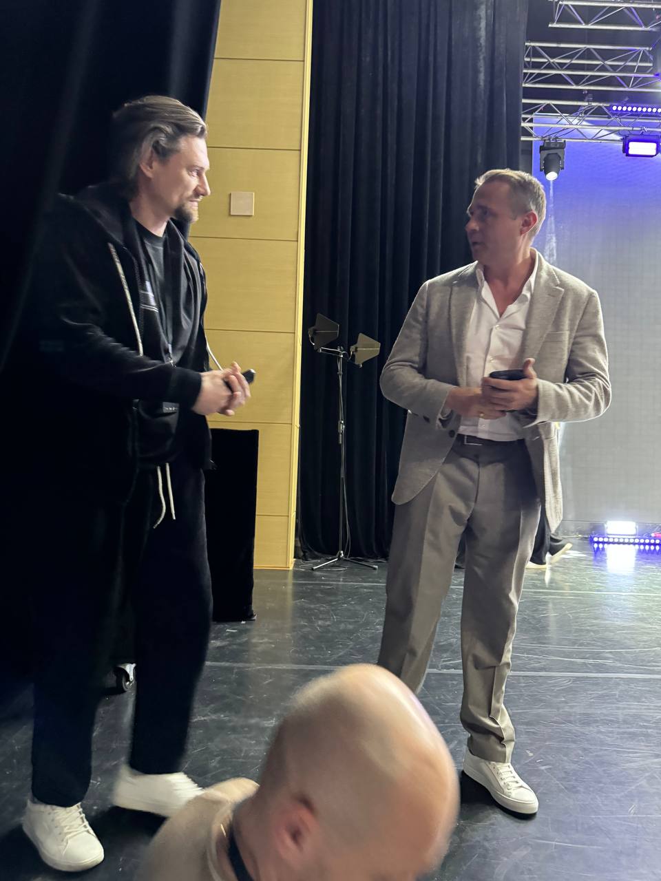 Это было мощно 🔥🔥🔥
С замиранием сердца я вчера вышла на сцену, больше всего боялась всяких технических неполадок. 
Поэтому заранее подошла к ребятам, спросила есть ли у них презентации спикеров | Сетка — социальная сеть от hh.ru