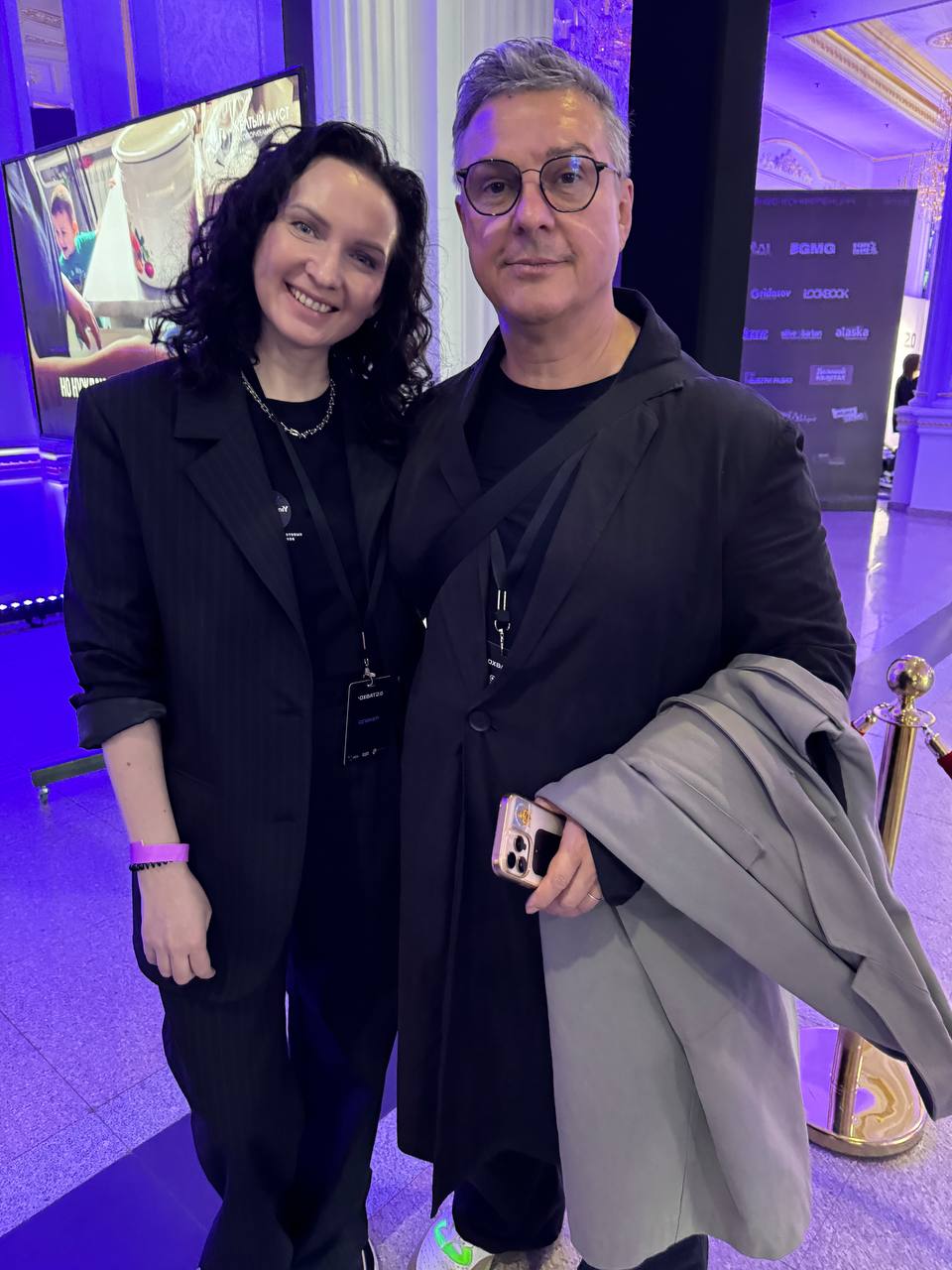 Это было мощно 🔥🔥🔥
С замиранием сердца я вчера вышла на сцену, больше всего боялась всяких технических неполадок. 
Поэтому заранее подошла к ребятам, спросила есть ли у них презентации спикеров | Сетка — социальная сеть от hh.ru