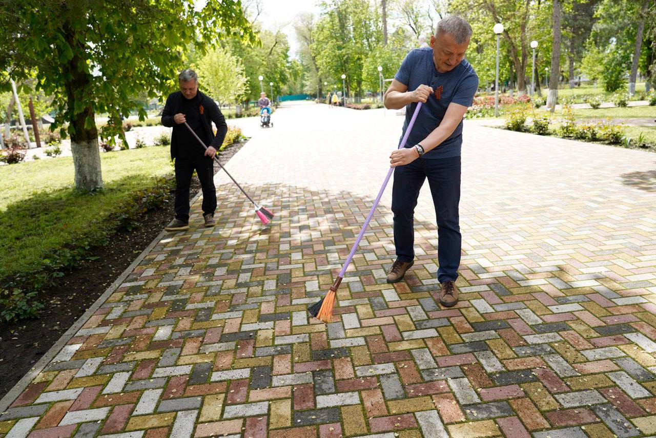 В Центральном парке села Кочубеевского прошла генеральная уборка
Это было сделано в рамках Всероссийского субботника | Сетка — социальная сеть от hh.ru