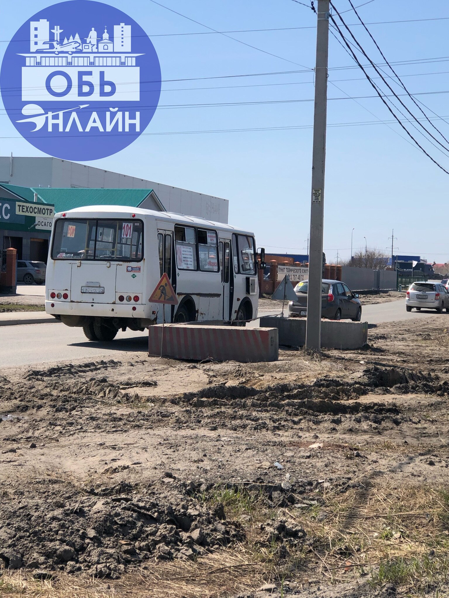 ↗ Один из двух автобусов, которые по расписанию ходят через село Красноглинное, видимо решил схитрить и срезать путь через Линейную. Но, все равно попал в пробку | Сетка — социальная сеть от hh.ru