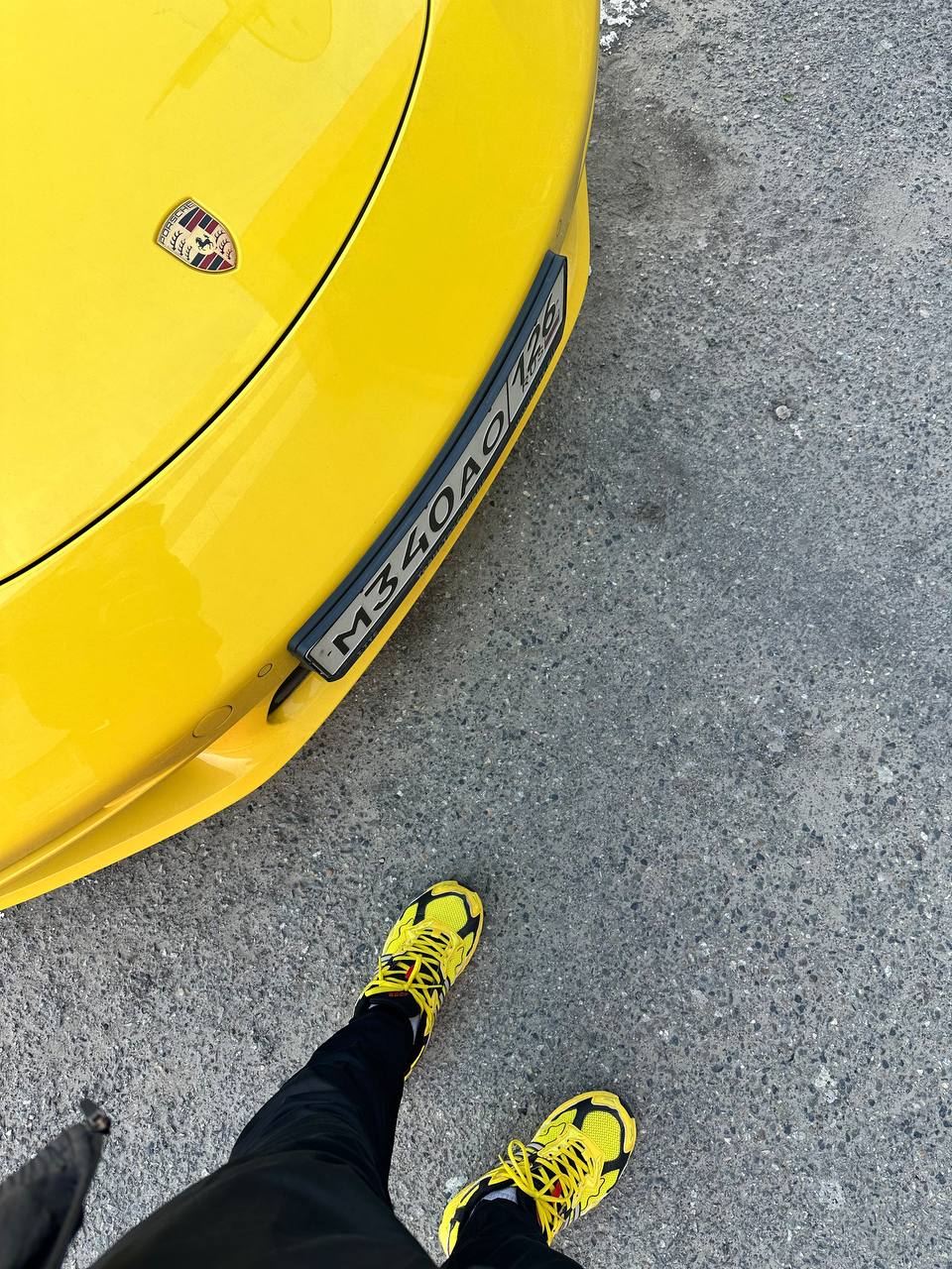 НЕЙРОННЫЙ ШРЁДИНГЕРСегодня с утра попробовал запихнуть в промпт одновременно два противоположных указания. 
Вы когда-нибудь видели, как нейросеть одновременно находится в двух состояниях? Я – да | Сетка — социальная сеть от hh.ru