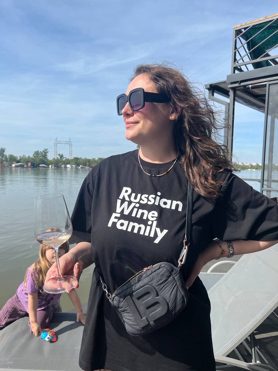 Любить российское вино издалека тяжело, но можно. Например, зимой я выиграла футболку за признание в любви :)))) это лучшая в мире Даша Безрукова, винный гид, делает такой проект ультра-годного мерча | Сетка — социальная сеть от hh.ru