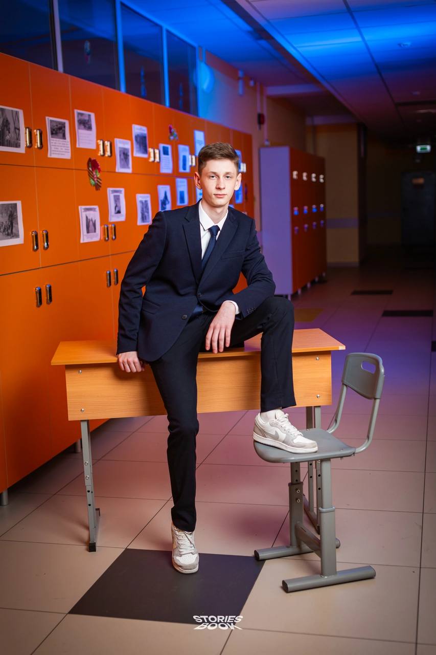 🧡💙 Яркие фотографии для стильных выпускных альбомов 🧡💙
Наша команда провела необычную фотосессию. Мы решили поэкспериментировать с цветом и светом, чтобы создать уникальные и запоминающиеся кадры | Сетка — социальная сеть от hh.ru