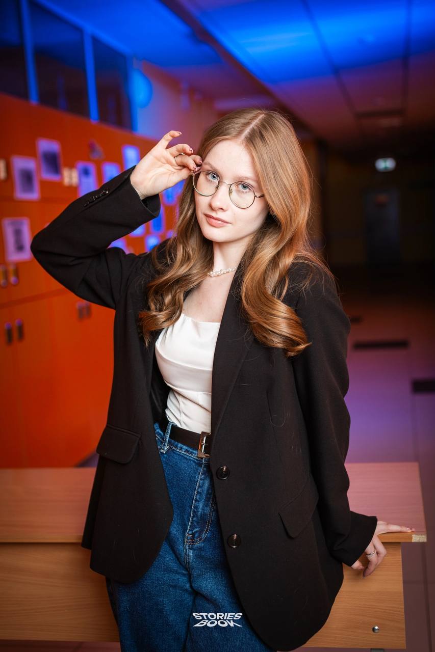 🧡💙 Яркие фотографии для стильных выпускных альбомов 🧡💙
Наша команда провела необычную фотосессию. Мы решили поэкспериментировать с цветом и светом, чтобы создать уникальные и запоминающиеся кадры | Сетка — социальная сеть от hh.ru