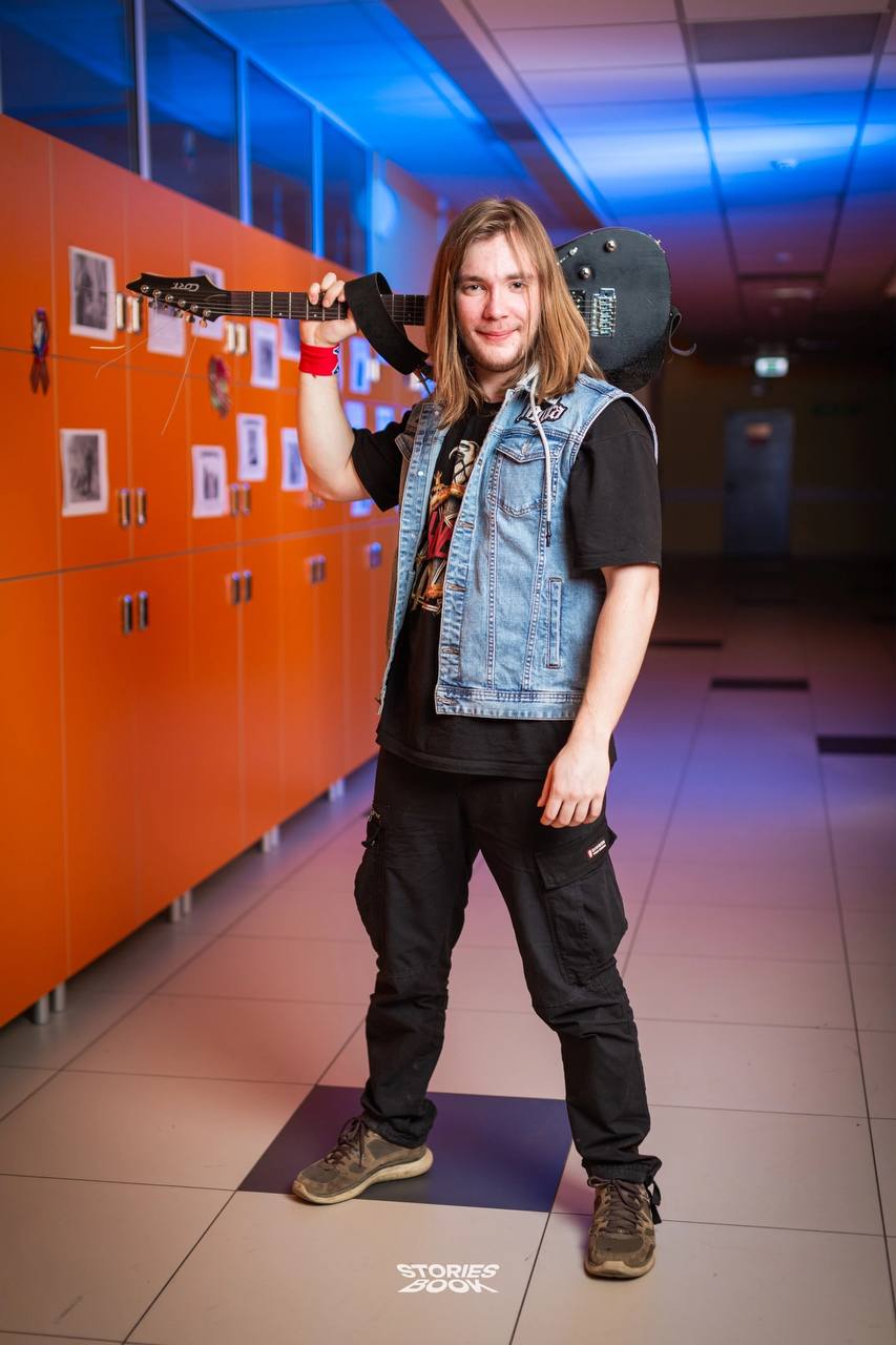 🧡💙 Яркие фотографии для стильных выпускных альбомов 🧡💙
Наша команда провела необычную фотосессию. Мы решили поэкспериментировать с цветом и светом, чтобы создать уникальные и запоминающиеся кадры | Сетка — социальная сеть от hh.ru