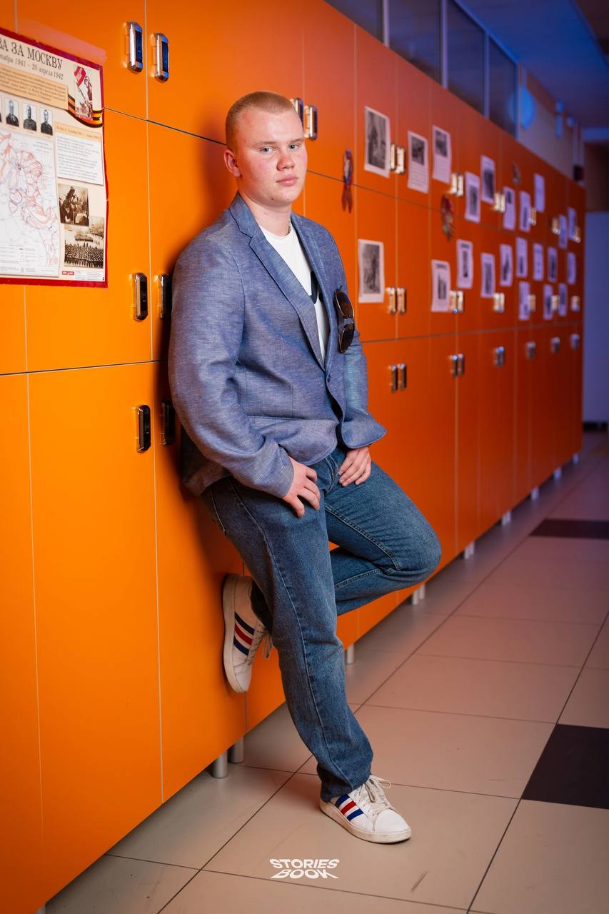 🧡💙 Яркие фотографии для стильных выпускных альбомов 🧡💙
Наша команда провела необычную фотосессию. Мы решили поэкспериментировать с цветом и светом, чтобы создать уникальные и запоминающиеся кадры | Сетка — социальная сеть от hh.ru