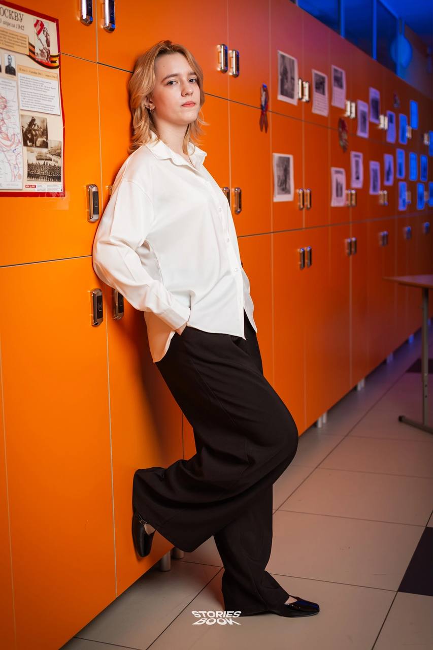 🧡💙 Яркие фотографии для стильных выпускных альбомов 🧡💙
Наша команда провела необычную фотосессию. Мы решили поэкспериментировать с цветом и светом, чтобы создать уникальные и запоминающиеся кадры | Сетка — социальная сеть от hh.ru