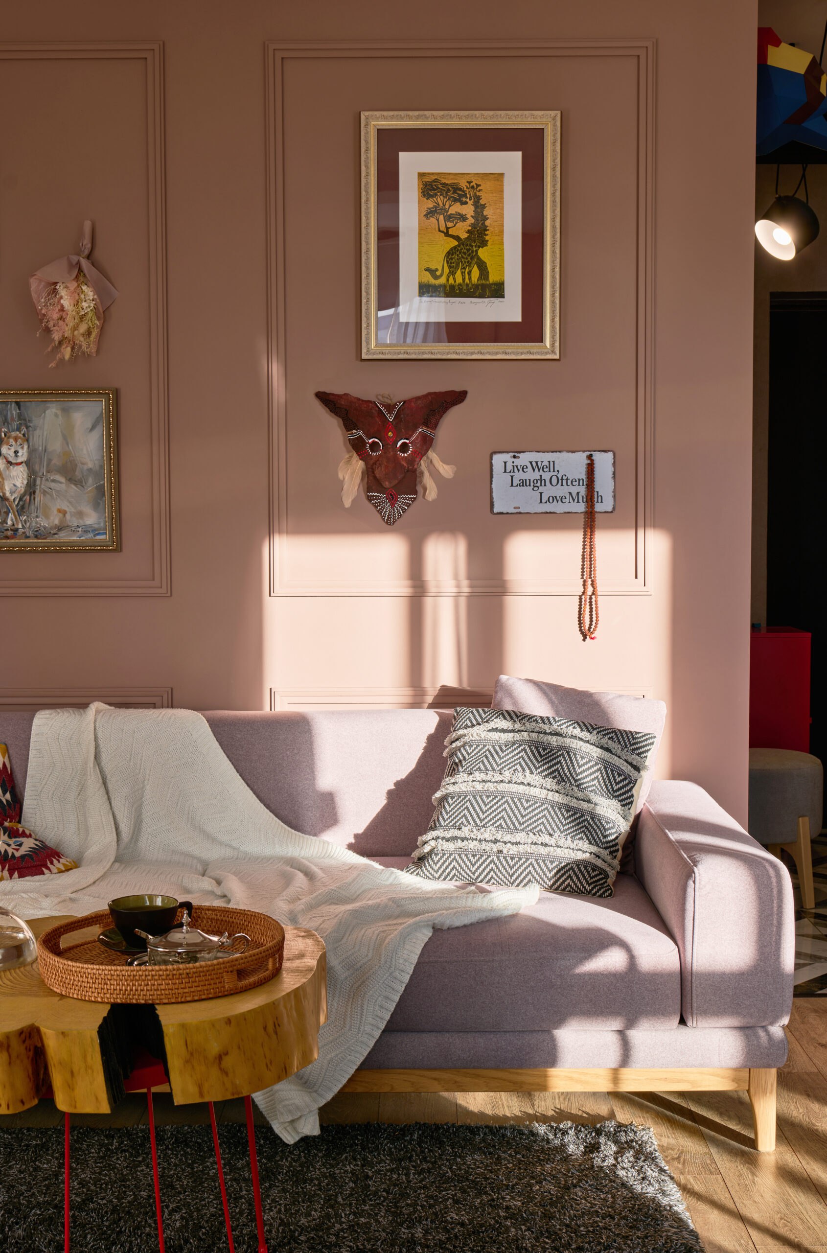 Стены-хамелеоны, качели в гостиной и рукотворный декор — дизайнер Диана Шубина играет цветом и светом, складывая свой интерьерный «пазл». Смотрите на сайте wajournal.ru | Сетка — социальная сеть от hh.ru