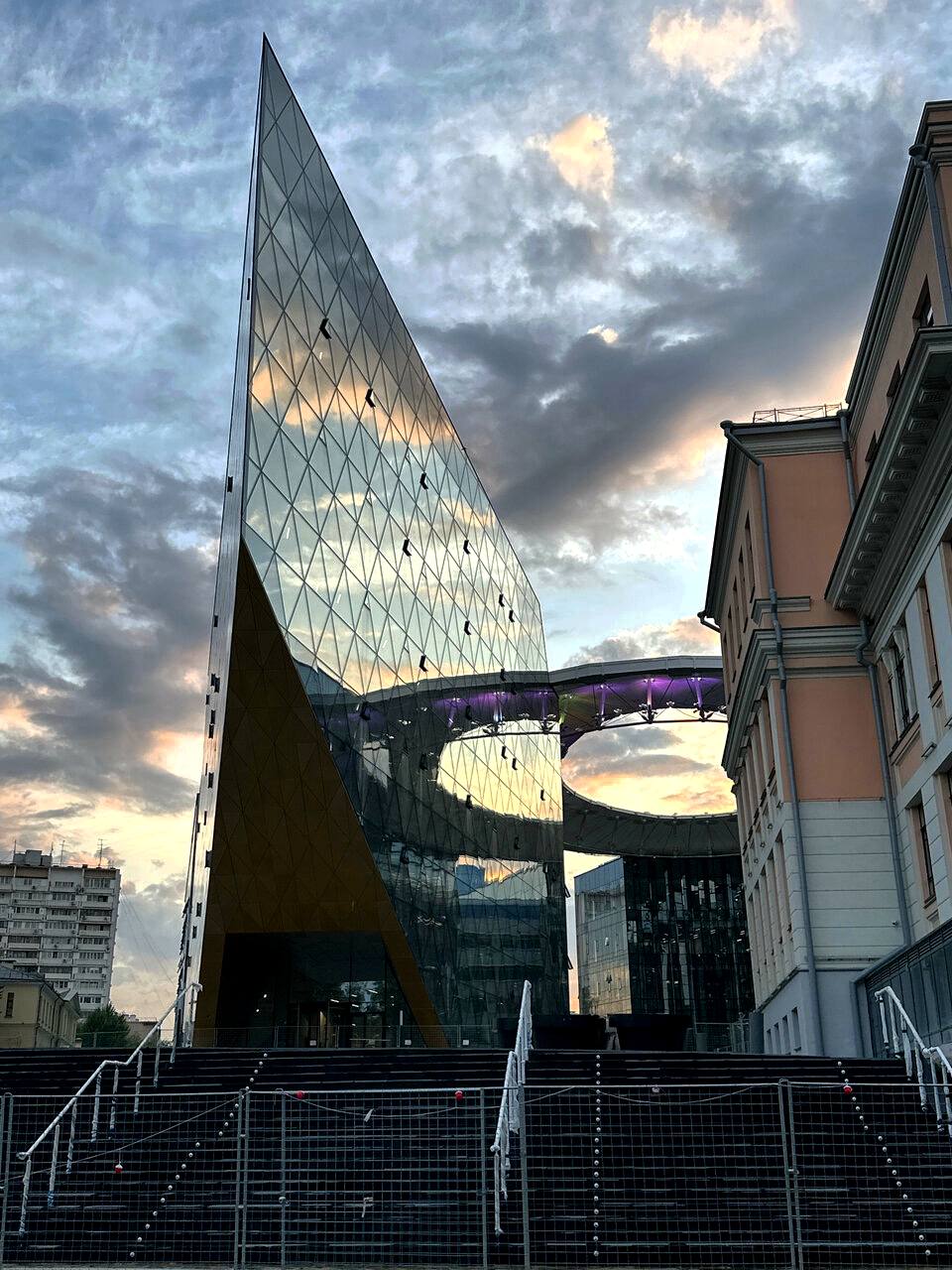😍Интересная локация в Москве
Конгресс-холл МГТУ им. Н. Э. Баумана — настоящая «космическая станция» прямо в центре Москвы | Сетка — социальная сеть от hh.ru