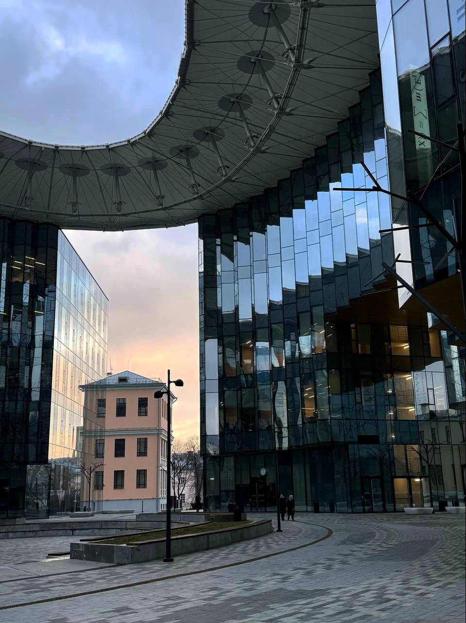 😍Интересная локация в Москве
Конгресс-холл МГТУ им. Н. Э. Баумана — настоящая «космическая станция» прямо в центре Москвы | Сетка — социальная сеть от hh.ru