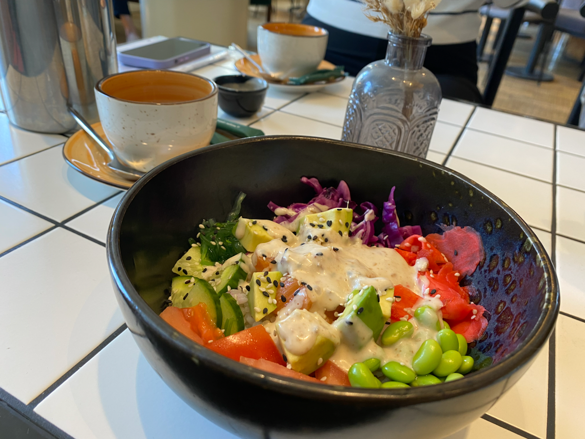 У нас есть вкусная традиция: мы всем HR-отделом раз в месяц ходим в новое место на бизнес-ланч или заказываем еду в офис | Сетка — социальная сеть от hh.ru