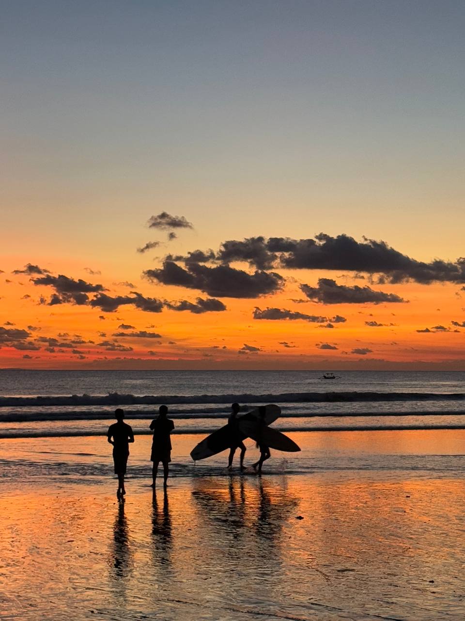 Нас научили работать. Но не научили отдыхать.
👑 С детства — чёткая установка:
сначала работа, потом отдых.
Сделаешь уроки — можно гулять.
Уберёшься — поиграешь.
Поработаешь — заслужишь выходной | Сетка — социальная сеть от hh.ru