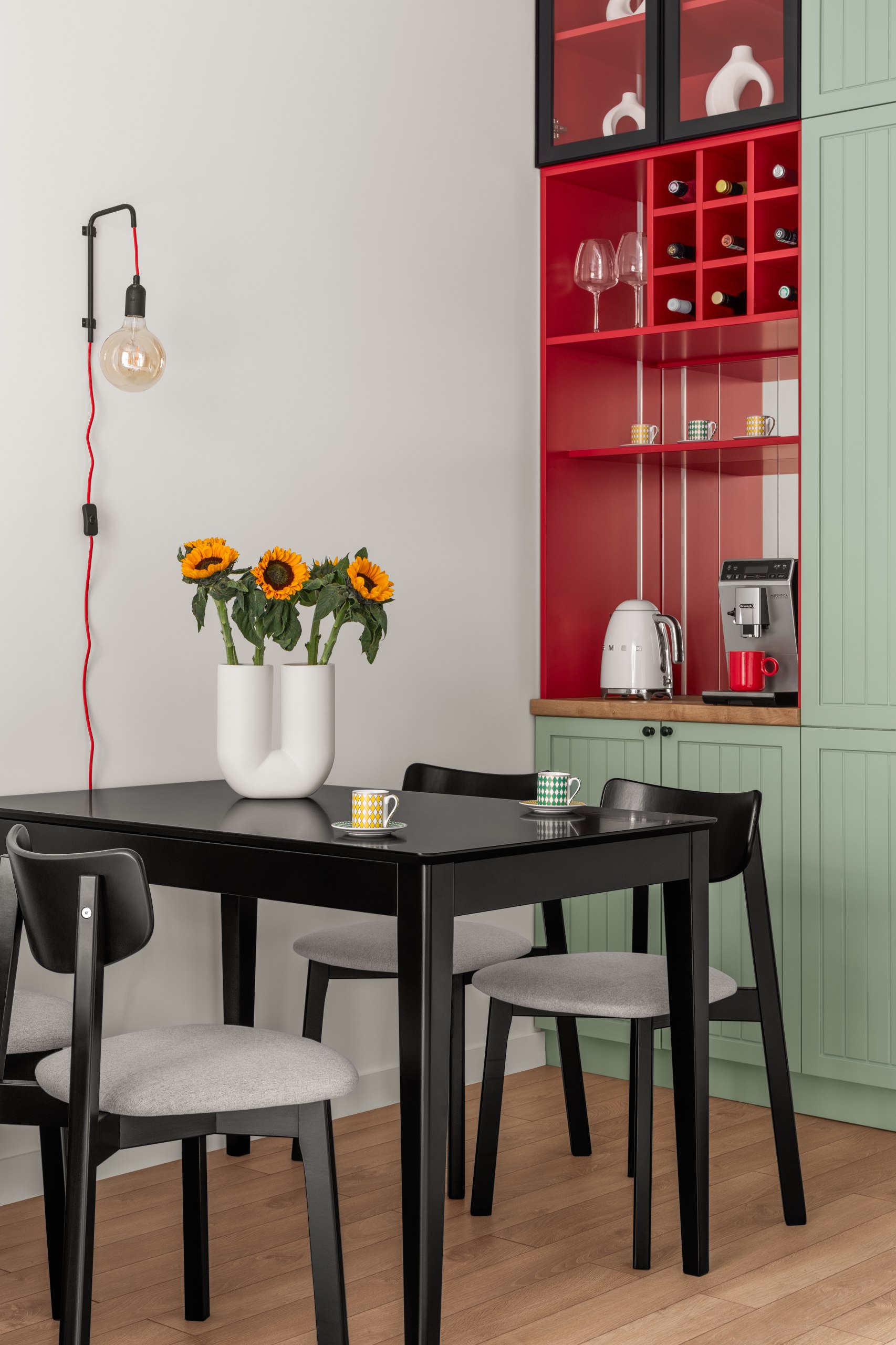 Дизайнер Таншолпан Кенесова превратила 45 квадратных метров в нарядное и функциональное пространство для жизни и творчества активной и увлеченной своим делом молодой заказчицы | Сетка — социальная сеть от hh.ru