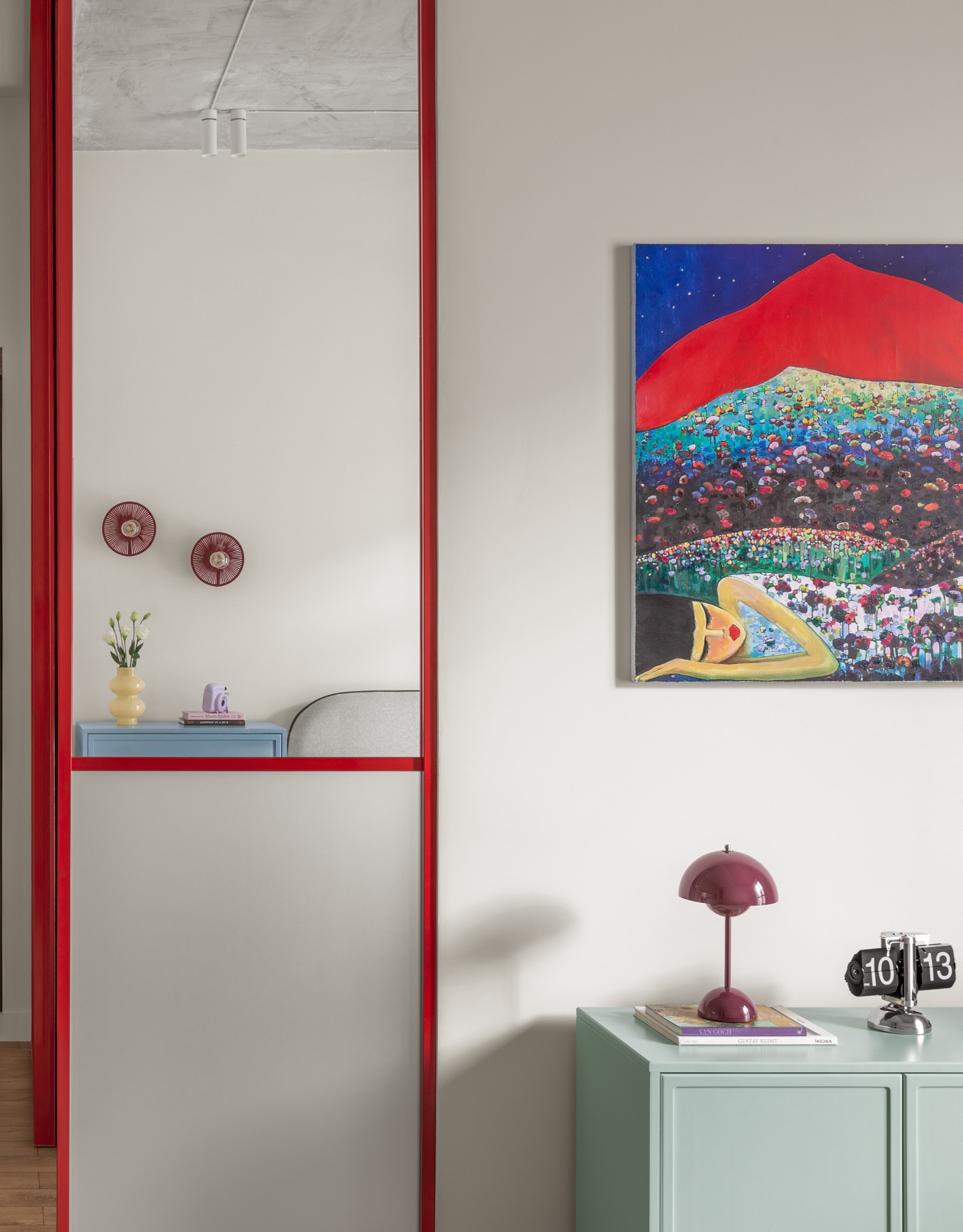 Дизайнер Таншолпан Кенесова превратила 45 квадратных метров в нарядное и функциональное пространство для жизни и творчества активной и увлеченной своим делом молодой заказчицы | Сетка — социальная сеть от hh.ru