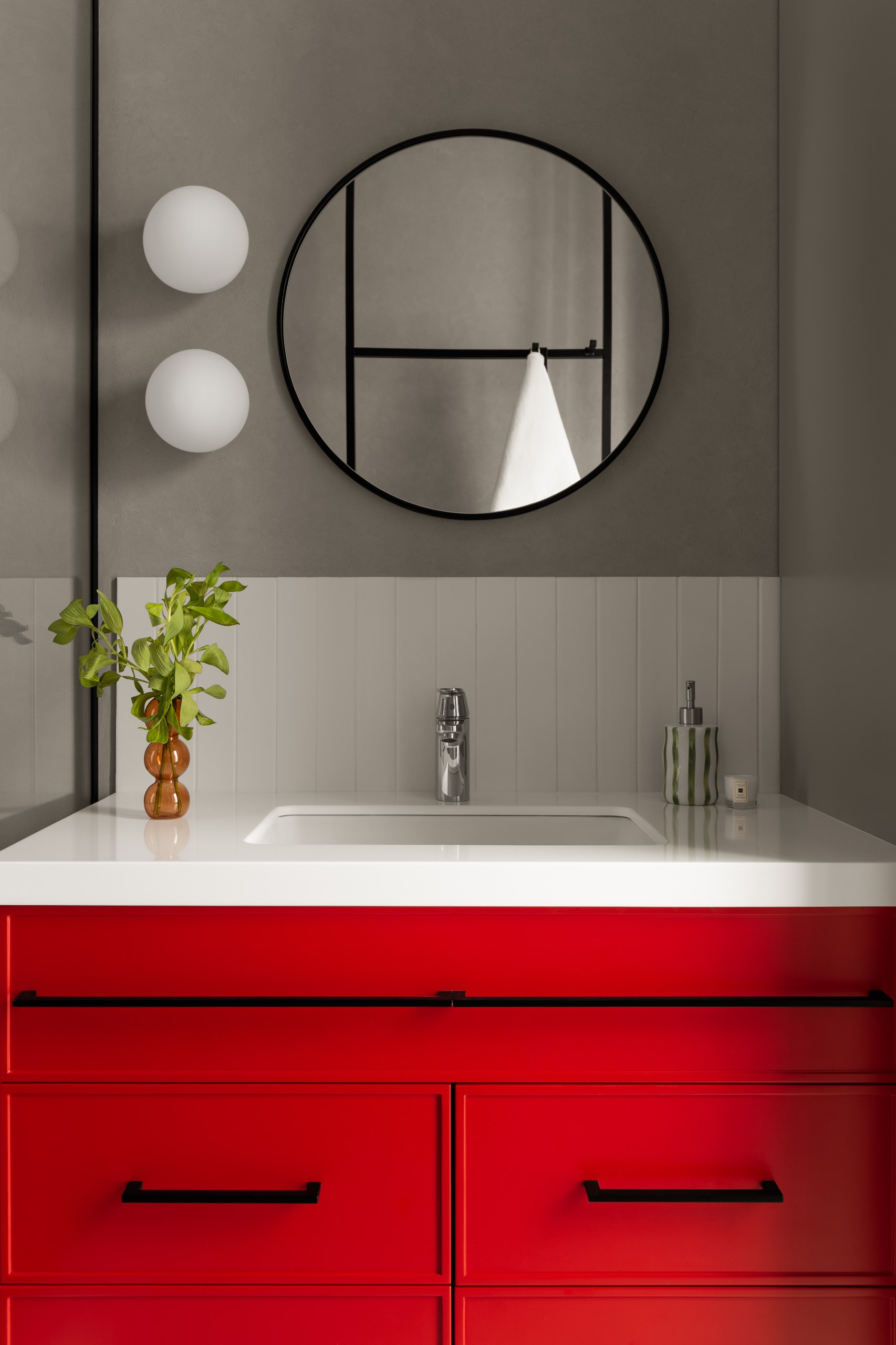 Дизайнер Таншолпан Кенесова превратила 45 квадратных метров в нарядное и функциональное пространство для жизни и творчества активной и увлеченной своим делом молодой заказчицы | Сетка — социальная сеть от hh.ru