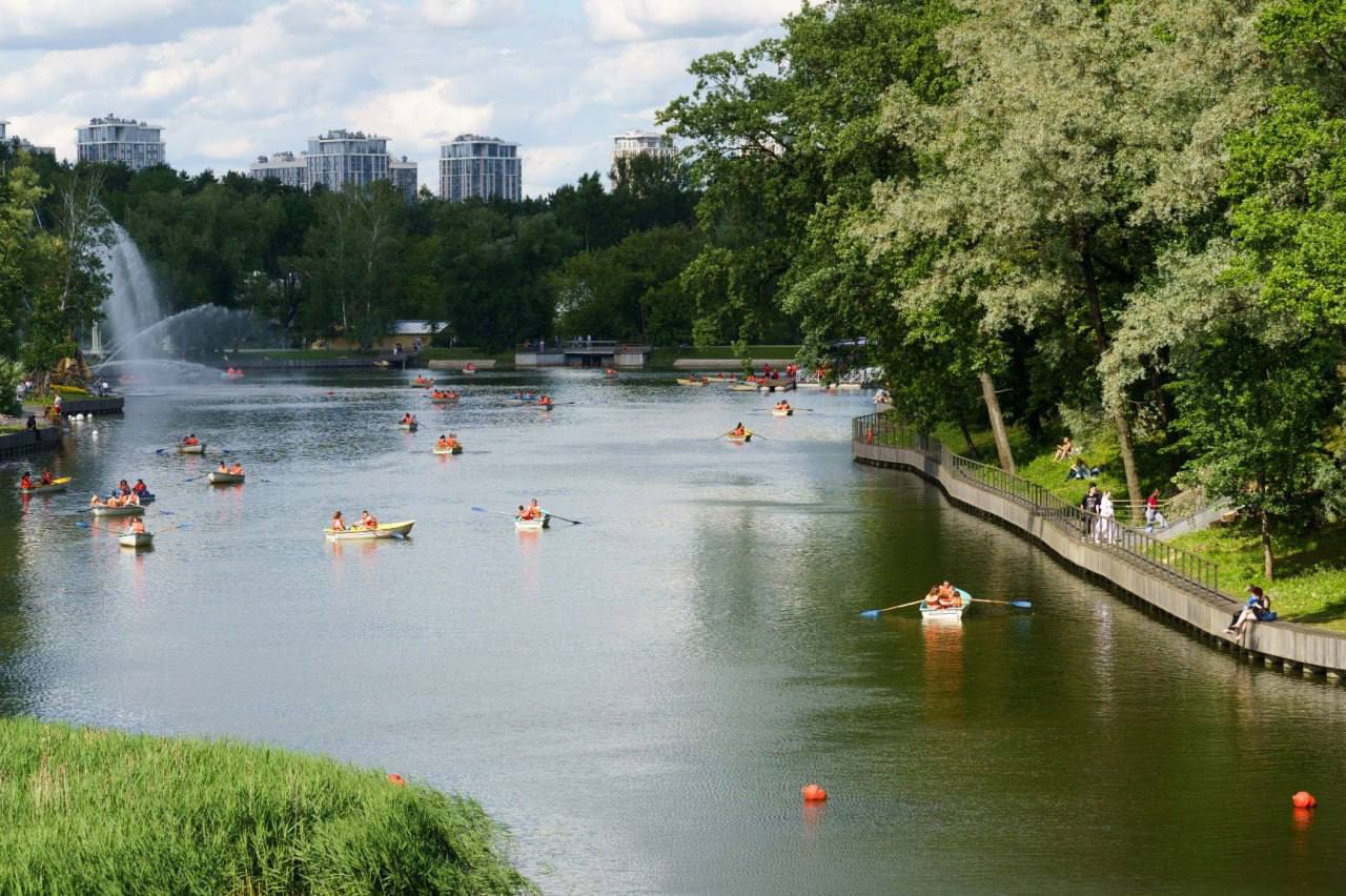 🚣‍♀️ На ВДНХ стартовал сезон катания на лодках
29 апреля заработала лодочная станция «Алые паруса» на 3-м Каменском пруду | Сетка — социальная сеть от hh.ru