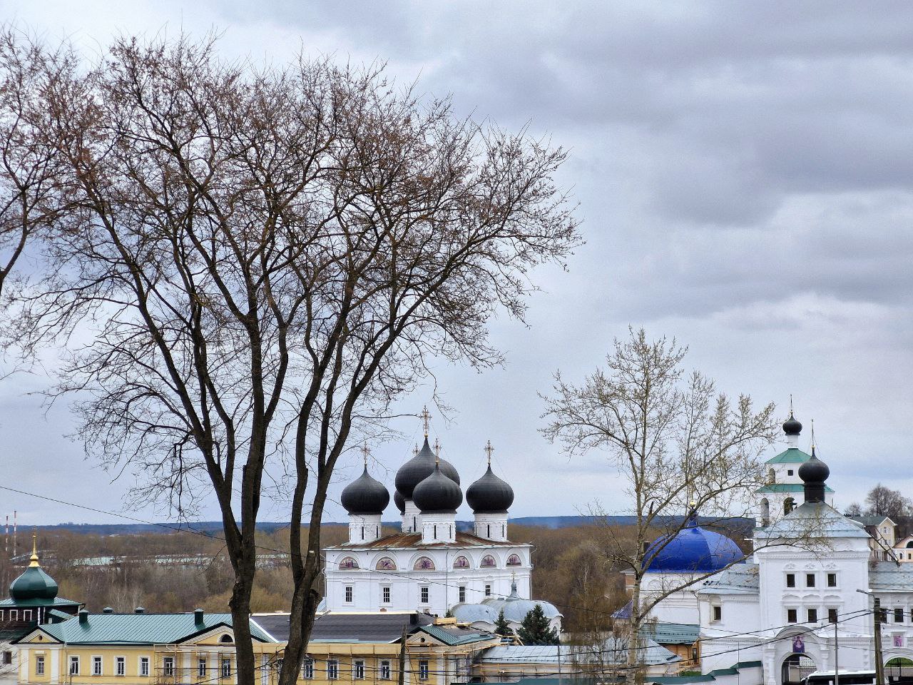 Мир! Труд! Май!
На Вятке открылся летний сезон! Несмотря на +4, народ высыпал на улицы!
С праздником! | Сетка — социальная сеть от hh.ru
