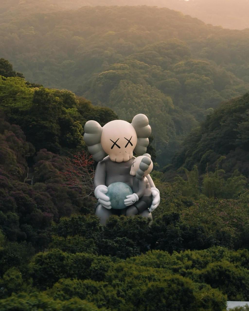 Проект KAWS, американского художника Брайана Донелли, разросся до каких-то неймоверных размеров. Это легко заметить по их маркетингу, который вышел уже на какой-то космический уровень | Сетка — социальная сеть от hh.ru
