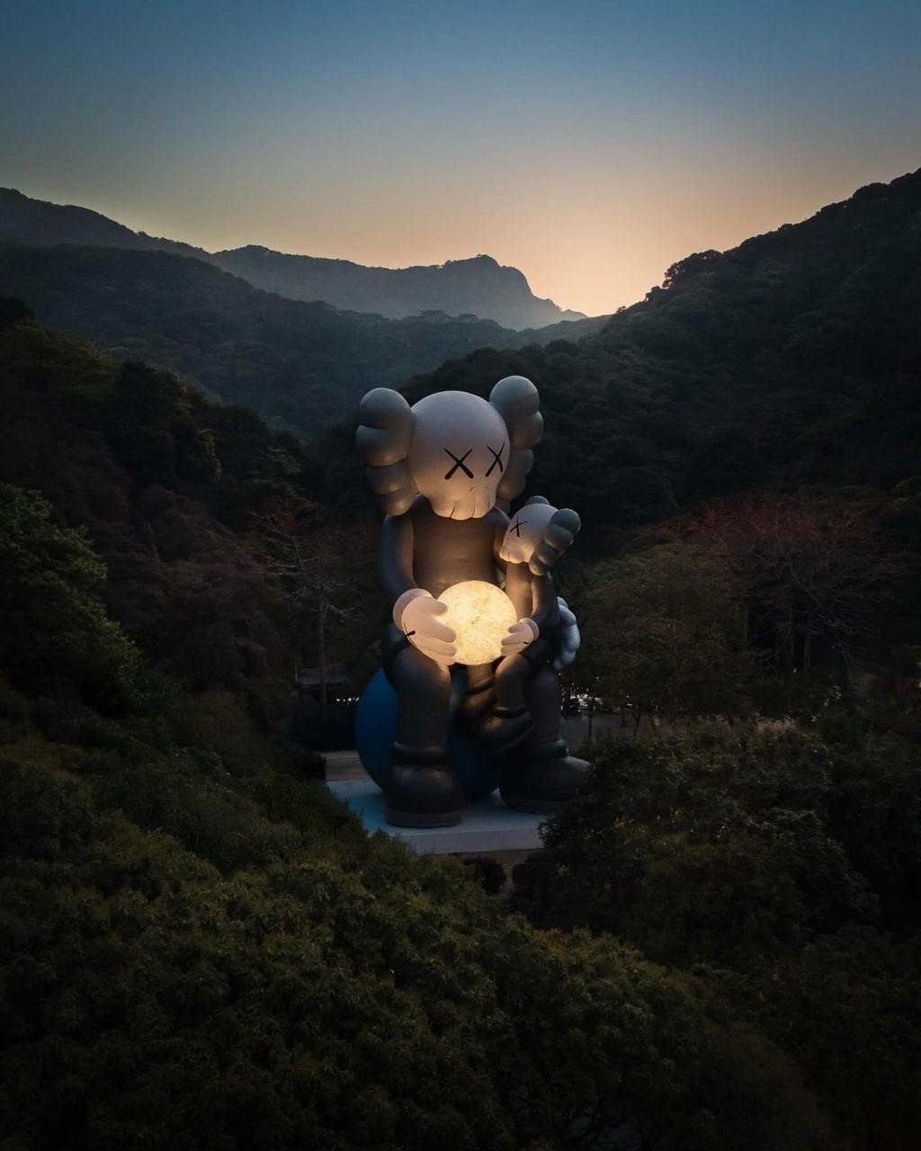 Проект KAWS, американского художника Брайана Донелли, разросся до каких-то неймоверных размеров. Это легко заметить по их маркетингу, который вышел уже на какой-то космический уровень | Сетка — социальная сеть от hh.ru