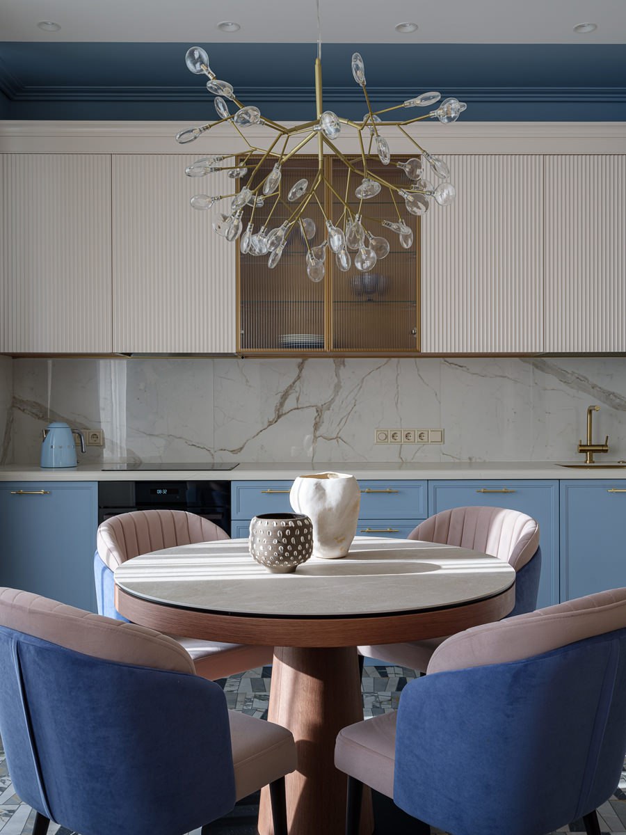 Дизайнеру Элине Мусиной нравятся современные цветные интерьеры с деталями из классики и ар-деко — этот вышел как раз таким. Смотрите и читайте на сайте wajournal.ru | Сетка — социальная сеть от hh.ru