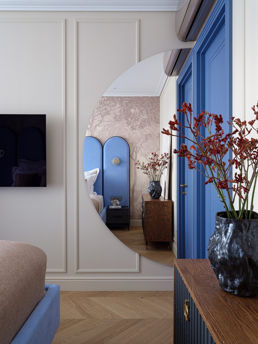 Дизайнеру Элине Мусиной нравятся современные цветные интерьеры с деталями из классики и ар-деко — этот вышел как раз таким. Смотрите и читайте на сайте wajournal.ru | Сетка — социальная сеть от hh.ru