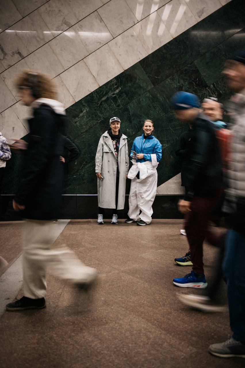 Слетали на московский полумарафон. Катя бегала, я - ел. Она сбегала на личный рекорд, я сходил по любимым местам. Ей дали медаль, мне сдачу в бургерной | Сетка — социальная сеть от hh.ru