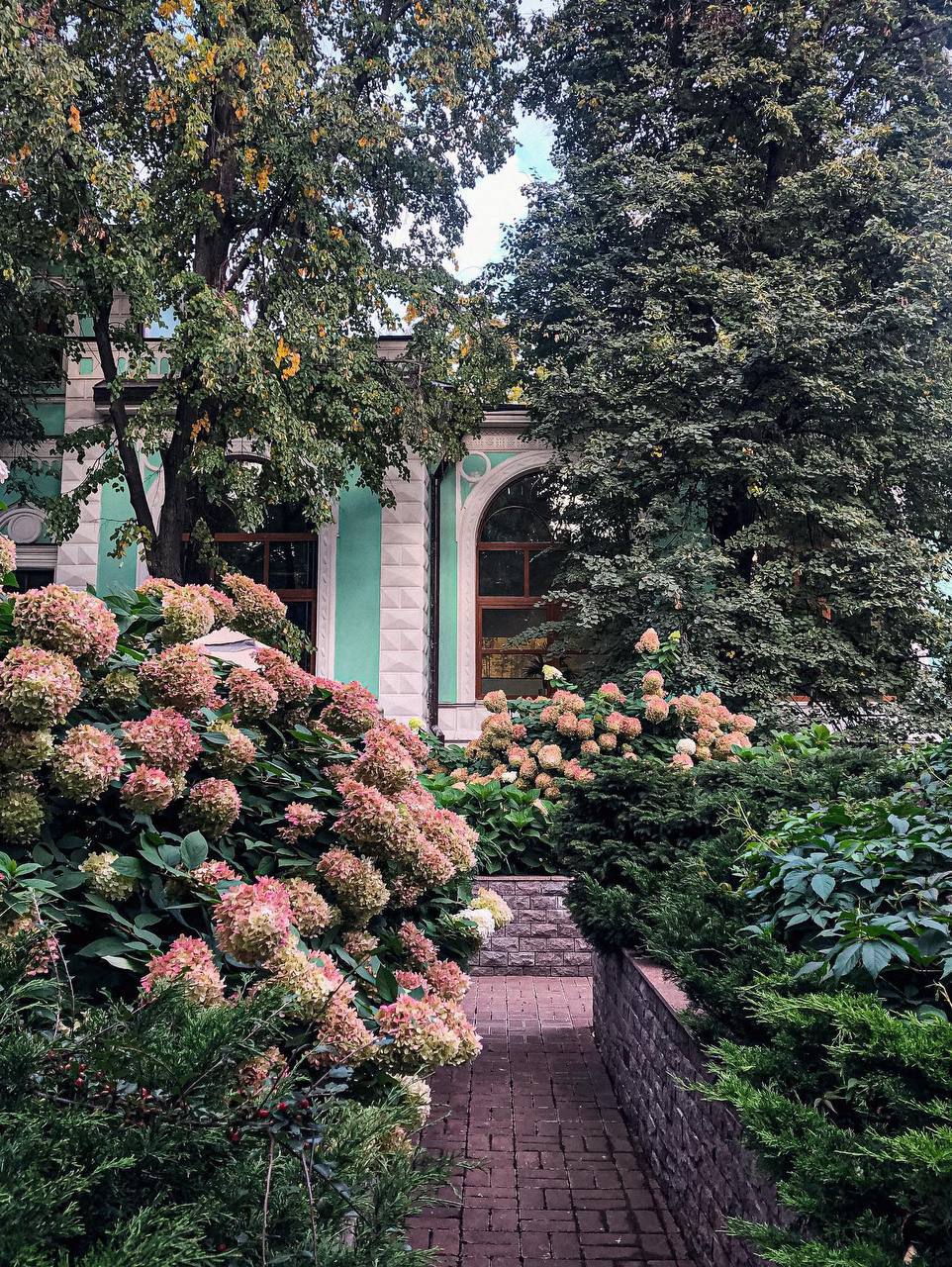 ☀️Секретный сад, в котором стоит прогуляться
Пн-Вс 10:00-20:00
Морозовский сад (сквер) — настоящий оазис в центре Москвы | Сетка — социальная сеть от hh.ru