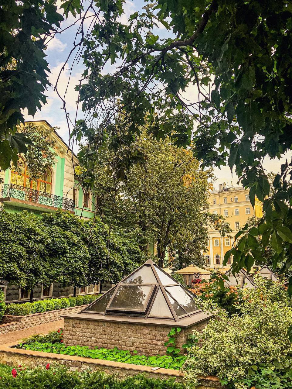☀️Секретный сад, в котором стоит прогуляться
Пн-Вс 10:00-20:00
Морозовский сад (сквер) — настоящий оазис в центре Москвы | Сетка — социальная сеть от hh.ru