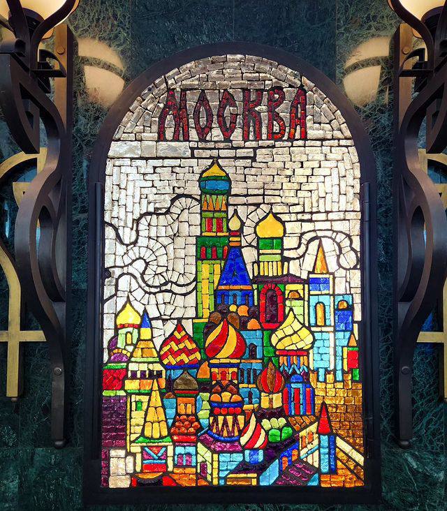 🖼️ «Галерея» Церетели в метро
Станция метро Трубная
украшена потрясающими цветными витражами и красочными панно от скульптора Зураба Церетели | Сетка — социальная сеть от hh.ru