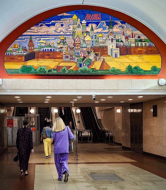 🖼️ «Галерея» Церетели в метро
Станция метро Трубная
украшена потрясающими цветными витражами и красочными панно от скульптора Зураба Церетели | Сетка — социальная сеть от hh.ru