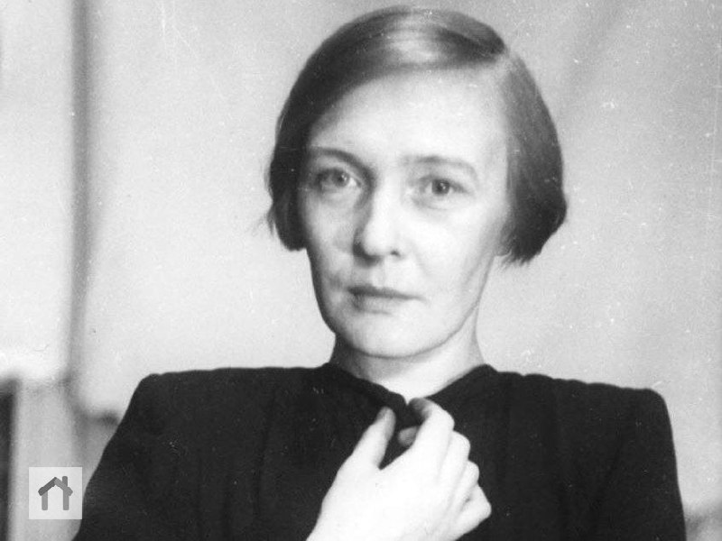 Вынули душу, копались в ней вонючими пальцами, плевали в нее, гадили, потом сунули ее обратно и говорят: "Живи".
Ольга Берггольц | Сетка — социальная сеть от hh.ru