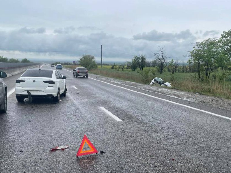 На подъезде к Ставрополю произошло ДТП
Водитель «Фольксвагена» на высокой скорости врезался в попутную «Ладу Гранта», которая после удара съехала в кювет и перевернулась | Сетка — социальная сеть от hh.ru