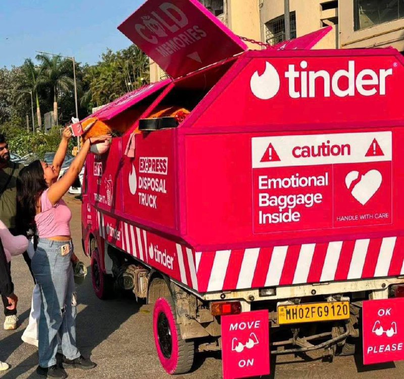 В Индии Tinder запустил розовый грузовик, куда люди могут выбрасывать вещи, напоминающие о бывших.
Грузовик стал популярен в Мумбаи и собрал много желающих избавиться от «эмоционального мусора» | Сетка — социальная сеть от hh.ru
