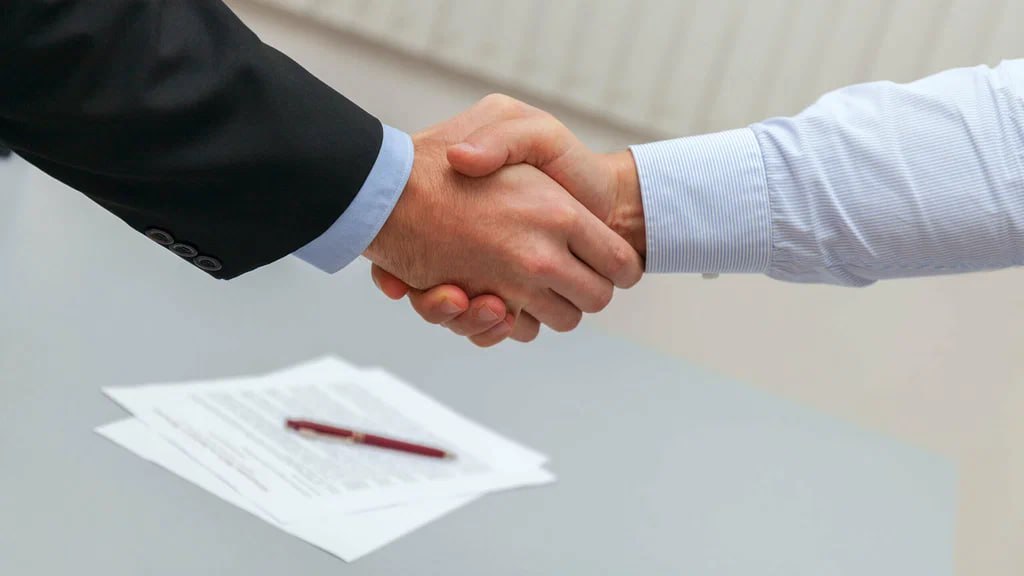 УВОЛЬНЕНИЕ ПО СОГЛАШЕНИЮ СТОРОН: ПОДВОДНЫЕ КАМНИ ДЛЯ РАБОТНИКА
Казалось бы, увольнение по соглашению сторон — самый цивилизованный и безопасный способ расстаться с работодателем | Сетка — социальная сеть от hh.ru
