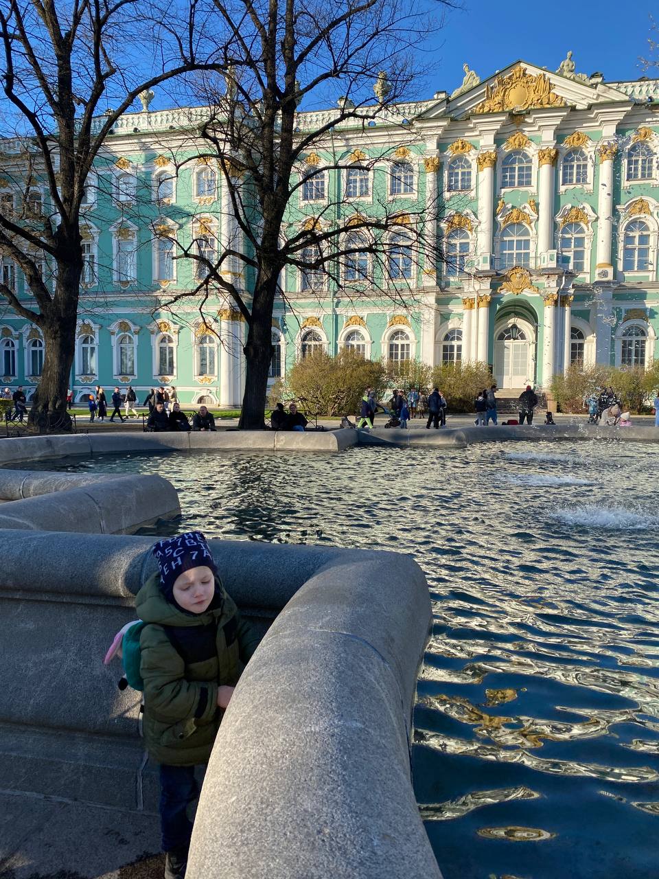 Друзья, приветствую 🙂 Немного личного контента. Вчера с сыном вернулись из Питера- Лёша первый раз ехал в 2х этажном поезде, летал на самолете и был в Адлере и, собственно, Санкт- Петербурге | Сетка — социальная сеть от hh.ru