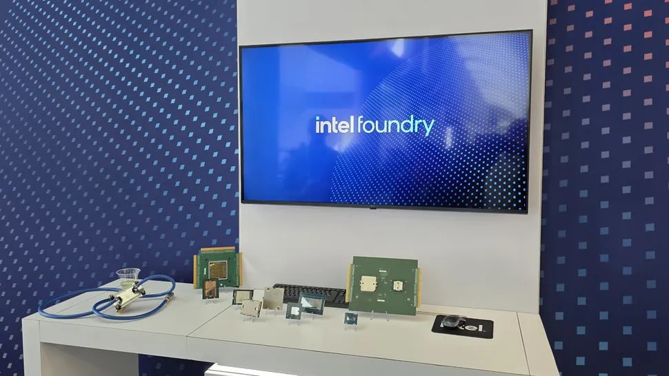 Intel показала прототип жидкостного охлаждения для чипов с TDP до 1000 Вт
На мероприятии Foundry Direct Connect Intel представила экспериментальную систему жидкостного охлаждения, предназначенную для ... | Сетка — социальная сеть от hh.ru